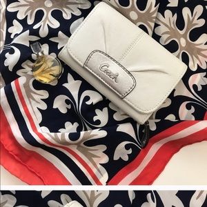 💯 Authentic Coach wallet! SUPER CUTE!